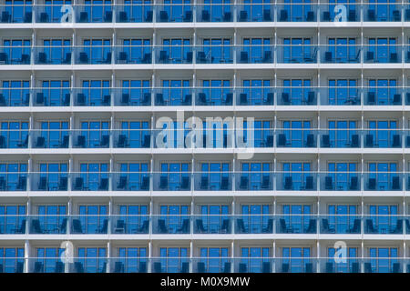 Mehrstöckiges Seite der Royal Caribbean Ovation der Meere Kreuzfahrtschiff mit Balkon. Stockfoto