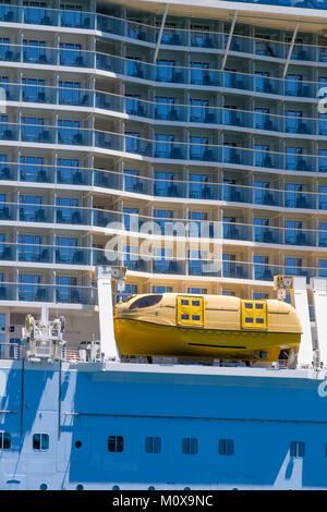 Mehrstöckiges Seite der Royal Caribbean Ovation der Meere Kreuzfahrtschiff mit Balkon. Stockfoto