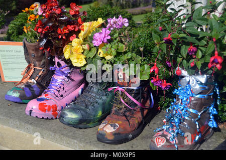 Alten bunten Schuhe recycelt in Pflanzmaschinen auf einer Wand an, RHS Garden Harlow Carr, Harrogate, Yorkshire. UK. Stockfoto