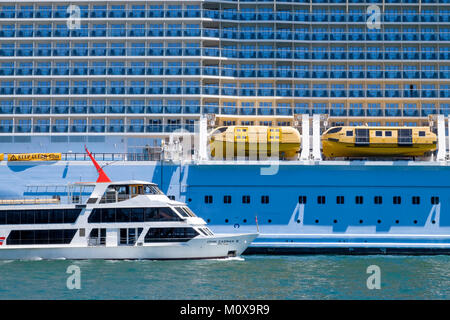 Mehrstöckiges Seite der Royal Caribbean Ovation der Meere Kreuzfahrtschiff mit Balkon. Stockfoto