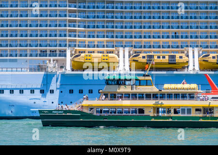 Mehrstöckiges Seite der Royal Caribbean Ovation der Meere Kreuzfahrtschiff mit Balkon. Stockfoto