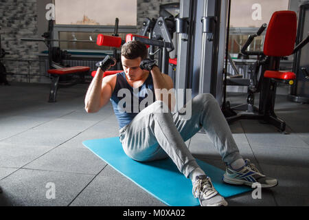 Passen mann Training abs Muskeln situp crunches Körpergewicht, Übungen zu Hause oder im Fitnessstudio. Stockfoto