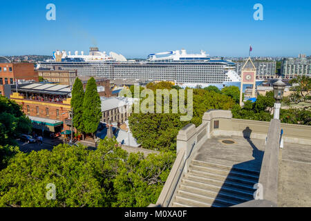 Die Felsen und große Kreuzfahrtschiff Overseas Passenger Terminal, Circular Quay, Sydney, Australien geparkt auf sonnigen Tag Blick von der Harbour Bridge entfernt. Stockfoto