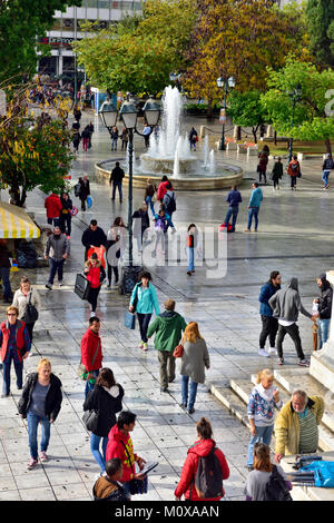 Menschen zu Fuß am Syntagma-Platz, Athen, Griechenland Stockfoto