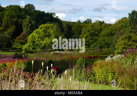 Mit Blick auf die Gärten, RHS Garden Harlow Carr, Harrogate, Yorkshire. UK. Stockfoto