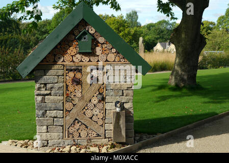 Der Steinmauer Bug Hotel in die Gärten, RHS Garden Harlow Carr, Harrogate, Yorkshire gebaut. UK. Stockfoto