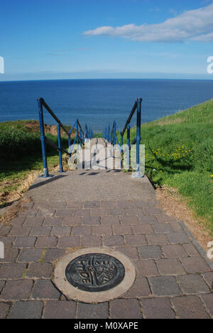 Time and Tide Plaque auf den Stufen zum Strand von Seaham im Nordosten Englands Stockfoto