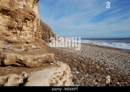 Seaham Strand im Nordosten Englands mit Blick nach Norden in Richtung Sunderland und einem klaren Blick auf die magnesischen Kalkfelsen Stockfoto