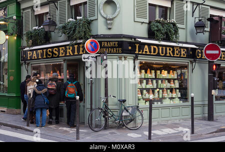 Die berühmten französischen Luxus Bäckerei und Konditorei La Duree in Saint Germain, Paris, Frankreich. Stockfoto