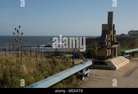 Clifftop-Kunstwerke in Erinnerung an Minen und Bergleute, die Namen von Gruben und Nähten mit Meer, Klippe und Hafen im Hintergrund in Seaham im County Durham zeigen Stockfoto