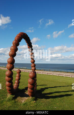 Prähistorische Fossilien in Kunstwerken auf der Klippe in Seaham im County Durham Stockfoto