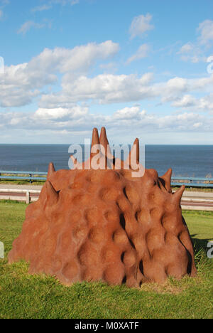 Prähistorische Fossilien in Kunstwerken in Seaham im County Durham Stockfoto