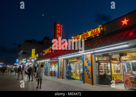 Allgemeine Ansicht der Verkaufsstellen auf der Strandpromenade in Ocean City, Maryland, Vereinigte Staaten. Stockfoto