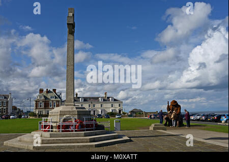 War Memorial und Tommy Statue von Ray Lonsdale am Seaham Harbour im County Durham Stockfoto