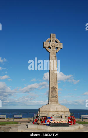 War Memorial in Seaham im County Durham mit Mohn und Kränzen unter einem blauen Himmel Stockfoto