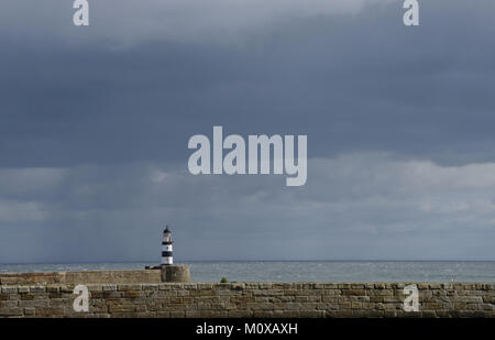 Der Leuchtturm von Seaham Harbour gegen einen dunklen Himmel an der britischen Nordostküste Stockfoto