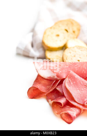 Scheiben Prosciutto Crudo auf weißem Hintergrund. Stockfoto