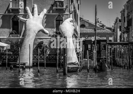 Kunstwerk mit dem Titel "Support" aus Grand Canal, von Lorenzo Quinn, Schwarz und Weiß. Die zeitgenössische Skulptur von riesigen Händen, 2017 Biennale von Venedig. Stockfoto