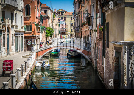 Kanäle und historischen Gebäuden von Venedig, Italien. Enge Kanäle, alte Häuser, Reflexion über Wasser an einem Sommertag in Venedig, Italien. Stockfoto