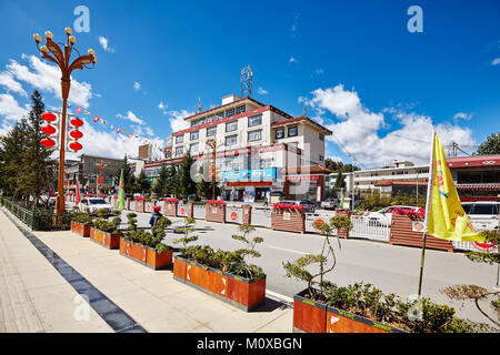 Shangri-La, China - September 24, 2017: City Downtown, früher genannt Zhongdian. Stockfoto