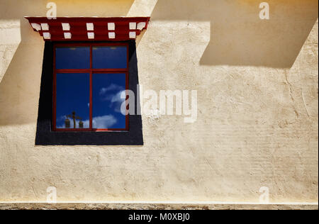 Alte Wand mit Fenster im tibetischen Stil, Platz für Text, China gemalt. Stockfoto