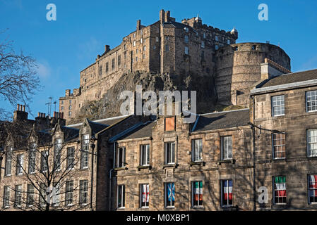 Das Edinburgh Castle vom Grassmarket in der Altstadt gesehen. Stockfoto