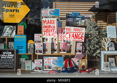 Das Buch Feuer und Wut von Michael Wolff auf Anzeige im Fenster von Waterstones Buchhandlung an der Princes Street, Edinburgh, Schottland, Großbritannien. Stockfoto