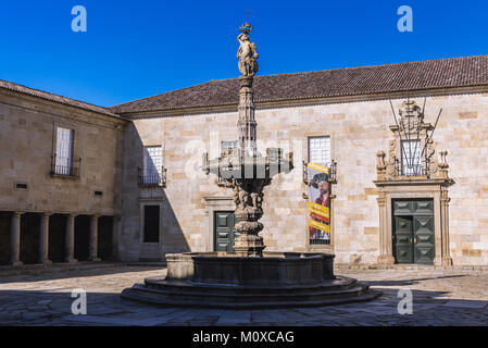 Brunnen der Burgen am Largo do Paco Square, Gericht Bischöflicher Palast im historischen Teil von Braga, eine der ältesten Städte in Portugal Stockfoto