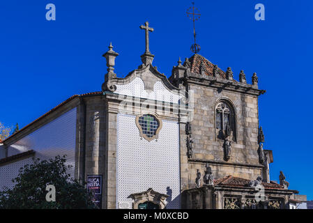 Kirche von Sao Joao do Souto (links) und Kapelle von Coimbras in Braga, eine der ältesten Städte in Portugal, in der historischen Provinz Minho Stockfoto