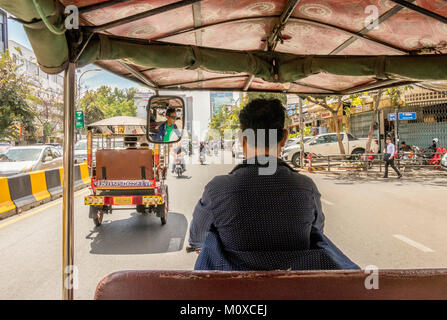 Tuk Tuk Motorrad Taxi bewegen in der Stadt Phnom Penh in Kambodscha Stockfoto