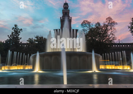 Blick auf das Castello Sforzesco am susnet, Mailand, Italien Stockfoto