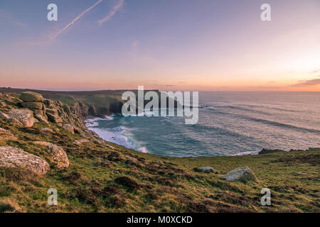 Pendower Sunset Cove, in der Nähe von Porthgwarra in Cornwall. Stockfoto