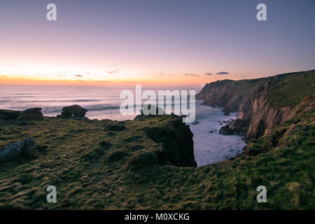 Pendower Sunset Cove, in der Nähe von Porthgwarra in Cornwall. Stockfoto