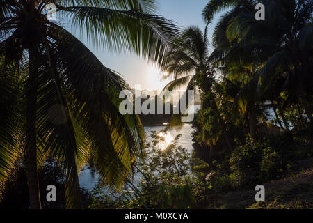 Sonnenuntergang über Bahia de Miel Fluss in Baracoa, Kuba Stockfoto