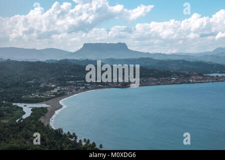 Aussichtspunkt (Mirador) auf die Bucht und die Berge von Baracoa, Kuba Stockfoto