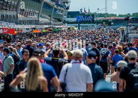 Hunderte von Fans mit einem Pit Lane Walk der 2017 24 Stunden von Le Mans am Circuit de la Sarthe am Freitag, dem 16. Juni 2017. Foto: Ian Skelton Stockfoto