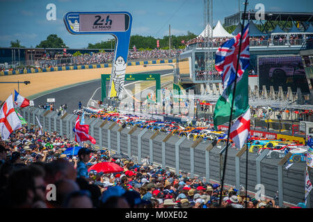 Starten Sie die Motoren. Grid Line up während der 2017 24 Stunden Le Mans Rennen am Circuit de la Sarthe am Samstag, den 17. Juni 2017. Foto: Ian Skelton Stockfoto