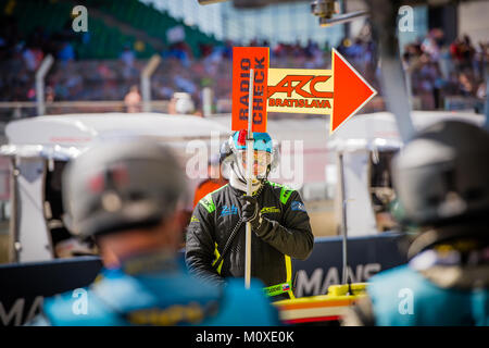 Miroslav Konopka (BTS)/Konstantin Calkos (LAT)/Rik Leistungsschalter (NDL) fahren die #49 ARC LMP2 Bratislava Oreca 07 - Gibson Pit Crew 24 Stunden Le Mans Stockfoto