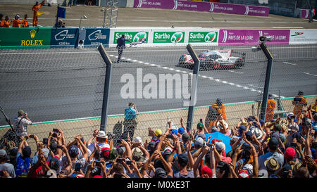 Brendon Hartl (NZL)/Timo Bernhard (DEU)/Earl Bamber (NZL)/Fahren der #2 LMP1 Porsche LMP Team Porsche 919 Hybrid gewinnt die 24 Stunden von Le Mans 2017 Stockfoto