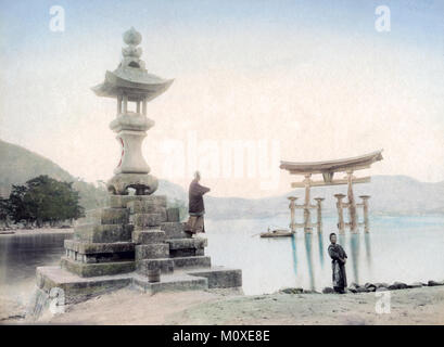 Itsukushima Schrein, "Schwebende Torii', Japan, um 1890 Stockfoto