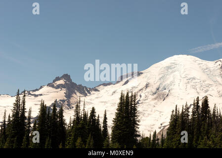 Sommer Blick auf den Mount Rainier Nordseite Stockfoto