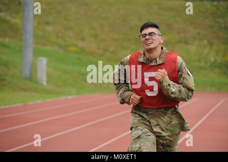 Spc. Valentine Wuepper, combat medic Specialist, 18 Military Police Brigade, stellt seinen 'Alle' an die zwei - Meile Ende der Armee körperliche Fitness Test während 21 Theater Sustainment Command besten Krieger Wettbewerb, Juli 10-14. Wuepper behauptete den Titel der top Soldat während des Befehls besten Krieger Wettbewerb 2017. Er wird nun weiter zu konkurrieren und Team 21 In der US-Armee Europa Wettbewerb im August vertreten. Stockfoto
