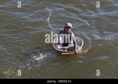 Eine lokale kambodschanische Jungen in seinem Zinn Whirlpool Boot in Siem Reap, Kambodscha Stockfoto