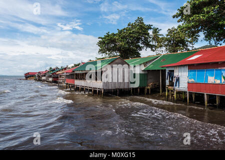 Eine Linie der Krabbe und Meeresfrüchte Restaurants entlang der schlammigen Strand in Kep gesäumt, Kambodscha Stockfoto