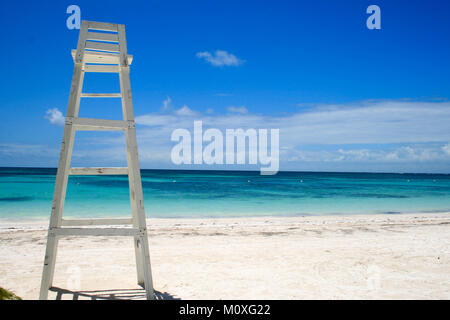 Lifeguard Tower am tropischen Strand in der Dominikanischen Republik Stockfoto