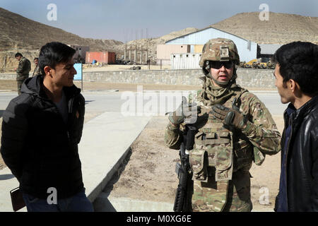 Flughafen Bagram, Afghanistan - Sergeant Ismael Ruiz, ein Logistiker mit Sitz und die Konzernzentrale, spezielle Truppen Bataillon, 3 Infanterie Division der entschlossenen Unterstützung Sustainment Brigade, Gespräche mit afghanischen Arbeiter an der afghanischen nationalen Armee Zentralwerkstatt in Kabul, Afghanistan am 31.01.16. Ruiz berät ANA Soldaten auf die Elemente ihrer Kraft wie das Bestellen von Zubehör Wartung Ihrer Anlage und Verfolgung Cargo organisiert. (U.S. Armee Stockfoto