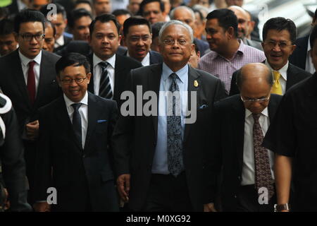 Bangkok, Thailand. 23 Feb, 2018. Der Generalstaatsanwalt hat Sue auf Suthep Thaugsuban bestellt und 8 Führer der PDRC (Demokratische Reform Committee) in der Rebellion und des Terrorismus angeklagt. Der Vorwurf, die von ihren Protest "Herunterfahren Bangkok" auf 2014 und LED-Putsch in ein paar Monaten danach. Später, alle Angeklagten erhielt die Erlaubnis eines Strafgerichtshofs, indem sie Sicherheit, Geld THB 600 000/Person zu retten. (Est. USD 17.200) Credit: Thitinun Sampiphat/Pacific Press/Alamy leben Nachrichten Stockfoto