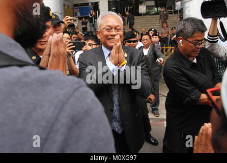 Bangkok, Thailand. 23 Feb, 2018. Der Generalstaatsanwalt hat Sue auf Suthep Thaugsuban bestellt und 8 Führer der PDRC (Demokratische Reform Committee) in der Rebellion und des Terrorismus angeklagt. Der Vorwurf, die von ihren Protest "Herunterfahren Bangkok" auf 2014 und LED-Putsch in ein paar Monaten danach. Später, alle Angeklagten erhielt die Erlaubnis eines Strafgerichtshofs, indem sie Sicherheit, Geld THB 600 000/Person zu retten. (Est. USD 17.200) Credit: Thitinun Sampiphat/Pacific Press/Alamy leben Nachrichten Stockfoto