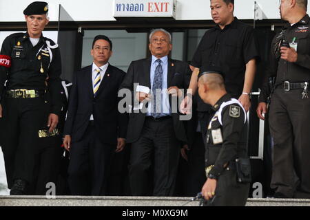 Bangkok, Thailand. 23 Feb, 2018. Der Generalstaatsanwalt hat Sue auf Suthep Thaugsuban bestellt und 8 Führer der PDRC (Demokratische Reform Committee) in der Rebellion und des Terrorismus angeklagt. Der Vorwurf, die von ihren Protest "Herunterfahren Bangkok" auf 2014 und LED-Putsch in ein paar Monaten danach. Später, alle Angeklagten erhielt die Erlaubnis eines Strafgerichtshofs, indem sie Sicherheit, Geld THB 600 000/Person zu retten. (Est. USD 17.200) Credit: Thitinun Sampiphat/Pacific Press/Alamy leben Nachrichten Stockfoto