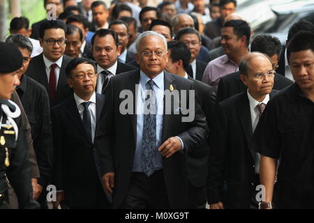 Bangkok, Thailand. 23 Feb, 2018. Der Generalstaatsanwalt hat Sue auf Suthep Thaugsuban bestellt und 8 Führer der PDRC (Demokratische Reform Committee) in der Rebellion und des Terrorismus angeklagt. Der Vorwurf, die von ihren Protest "Herunterfahren Bangkok" auf 2014 und LED-Putsch in ein paar Monaten danach. Später, alle Angeklagten erhielt die Erlaubnis eines Strafgerichtshofs, indem sie Sicherheit, Geld THB 600 000/Person zu retten. (Est. USD 17.200) Credit: Thitinun Sampiphat/Pacific Press/Alamy leben Nachrichten Stockfoto